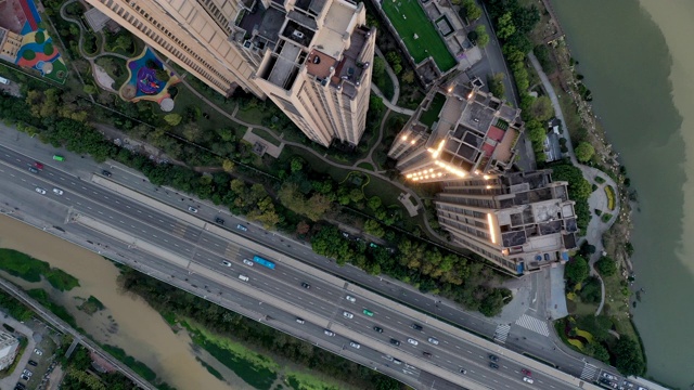 城市道路黄昏交通景观，鸟瞰图以上视频视频素材