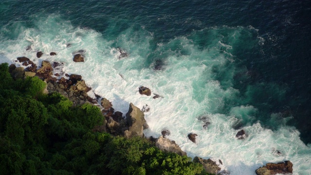 努沙佩尼达上波浪起伏的大海的风景视频素材