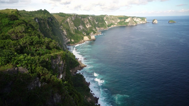 努沙佩尼达上波浪起伏的大海的风景视频素材