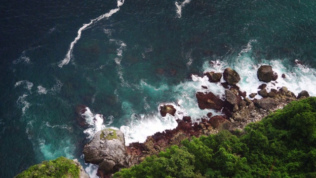 努沙佩尼达上波浪起伏的大海的风景视频素材