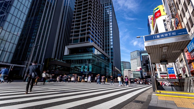 在日本东京，人们穿过繁忙街道的移动时间视频素材