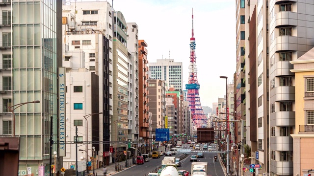 东京塔，日本著名的地标，矗立在繁忙的交通中视频素材