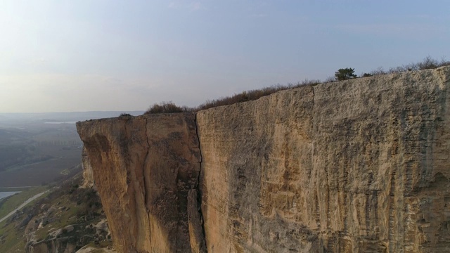 无人机在卡钦斯基峡谷和卡奇-卡里翁洞穴城附近飞行视频下载