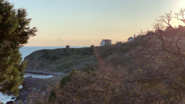 石头海滩和黑海的景色视频素材