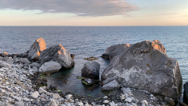 石头海滩和黑海的景色视频下载