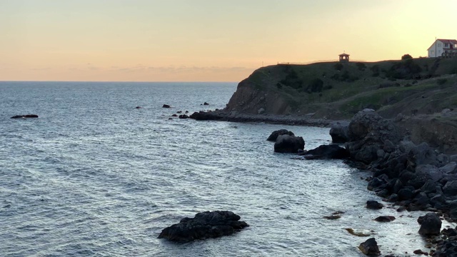 石头海滩和黑海的景色视频素材