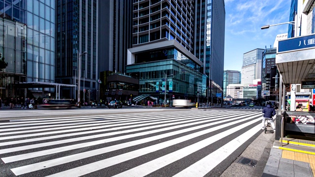 在日本东京，人们穿过繁忙街道的移动时间视频素材