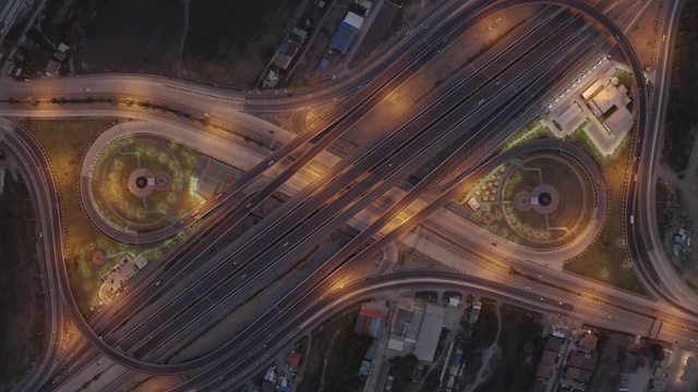 公路路口鸟瞰图城市城市，曼谷晚上，泰国。视频素材