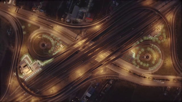 公路路口鸟瞰图城市城市，曼谷晚上，泰国。视频素材