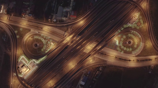 公路路口鸟瞰图城市城市，曼谷晚上，泰国。视频素材