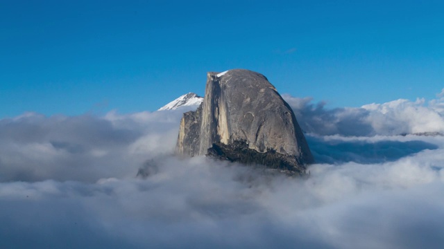 山峰在低云视频素材