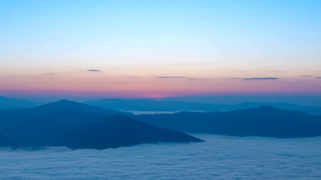 令人惊叹的日出在山上和早晨的雾视频素材