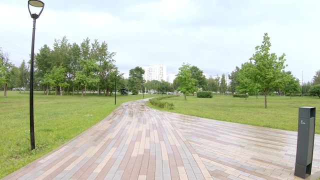 雨后公园里的小巷视频素材