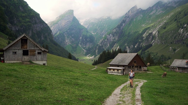 在阿彭策尔的瑞士阿尔卑斯山徒步旅行的女人视频素材