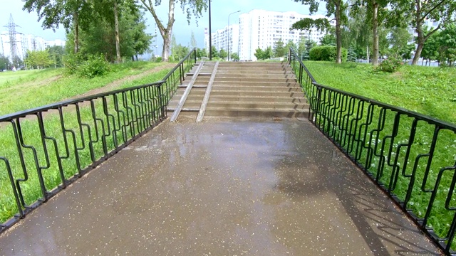 雨后巷和桥视频素材