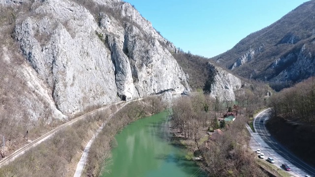 西莫拉瓦河峡谷的鸟瞰图(塞尔维亚- Zapadna莫拉瓦)在塞尔维亚Ovcar和Kablar地区美丽的绿色或绿松石色的水和岩石山从上面看视频素材