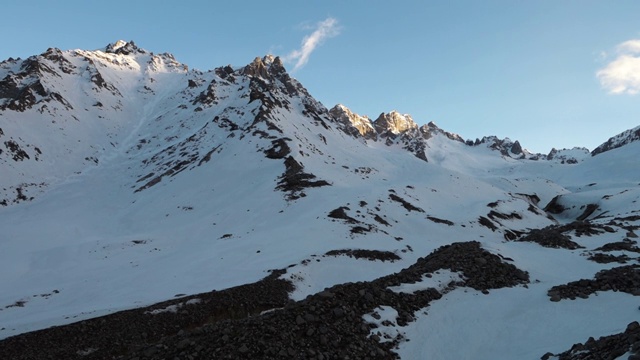 山顶上的雪和碎石视频素材