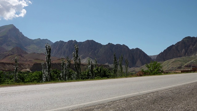 狭长公路和尖峰山脉视频素材