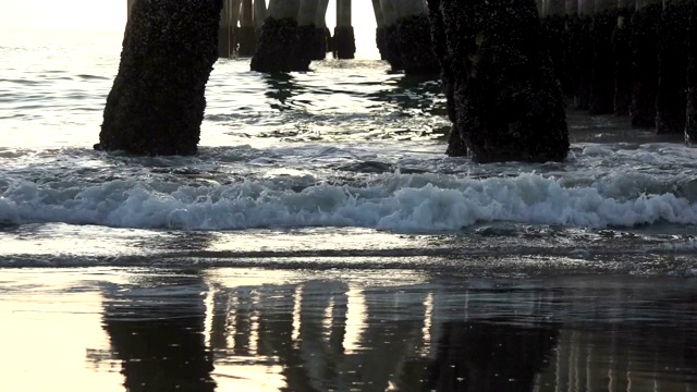 波浪在码头下冲向海岸视频素材