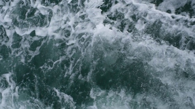 摘要慢动作水海浪纹理背景。海浪表面溅起泡沫。视频下载