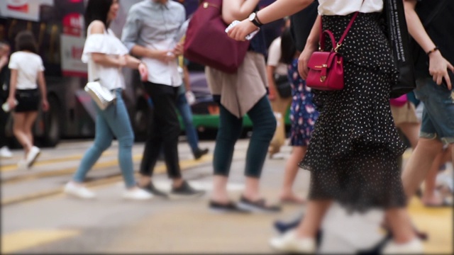 顾客穿过繁忙的十字路口在亚洲大城市的中心。视频素材