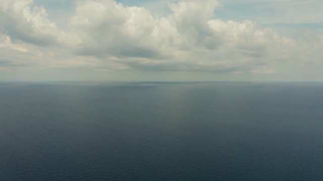 海景，蔚蓝的大海，云和岛屿的天空视频素材