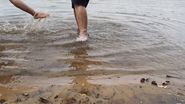 雄性和雌性的脚在水里视频素材