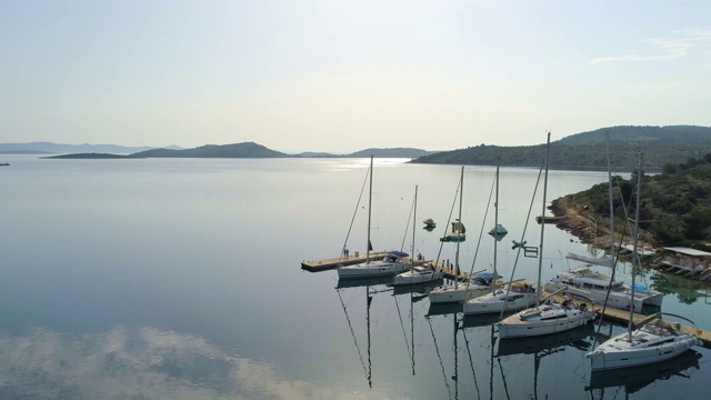 克罗地亚，帆船停泊在平静、阳光明媚的海湾视频素材