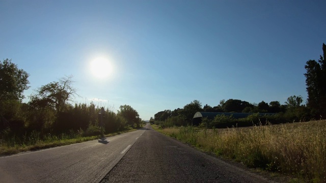 在意大利托斯卡纳基安蒂地区的乡村道路上开背光灯视频素材