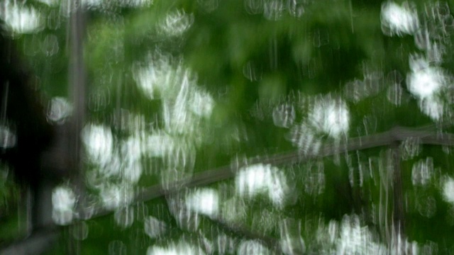 雨水流在窗玻璃上视频素材