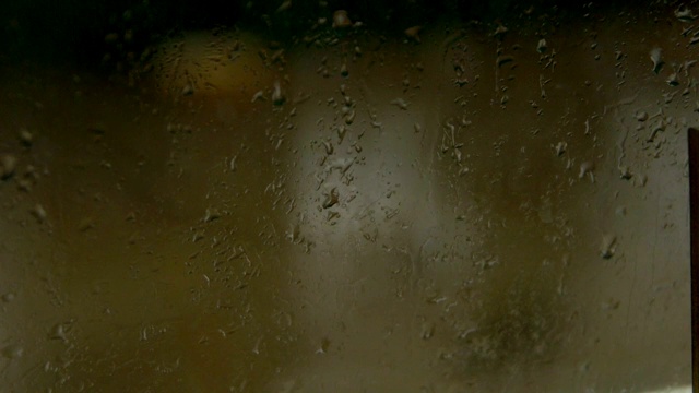 雨水流在窗玻璃上视频素材