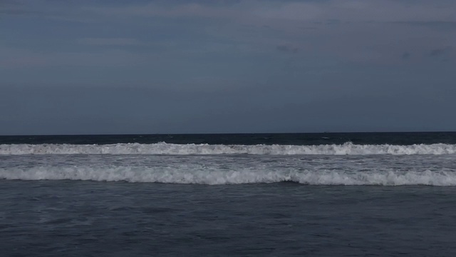 海洋/海岸上的黑砂火山海滩。视频素材