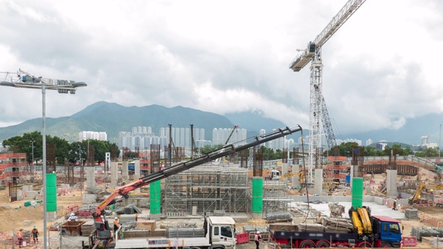 4K延时:在大型建筑工地工作，有多台起重机在香港工作视频素材