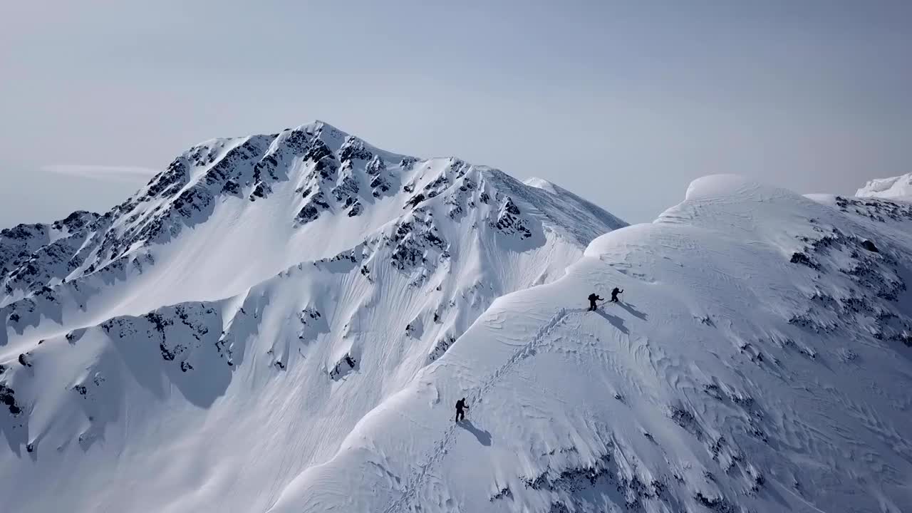 登山登山探险航空飞行史诗山脉攀登成功美丽的山峰冬季假期探险探险远足旅游概念。视频素材