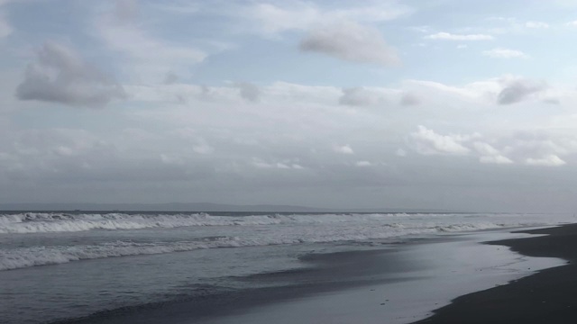 海洋/海岸上的黑砂火山海滩。视频素材