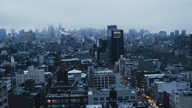 在天空的映衬下照亮纽约市的建筑物视频素材