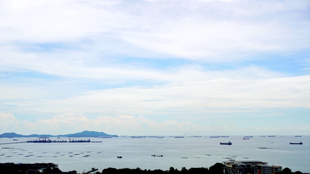 海上货船和油轮鸟瞰图的时间流逝。视频素材