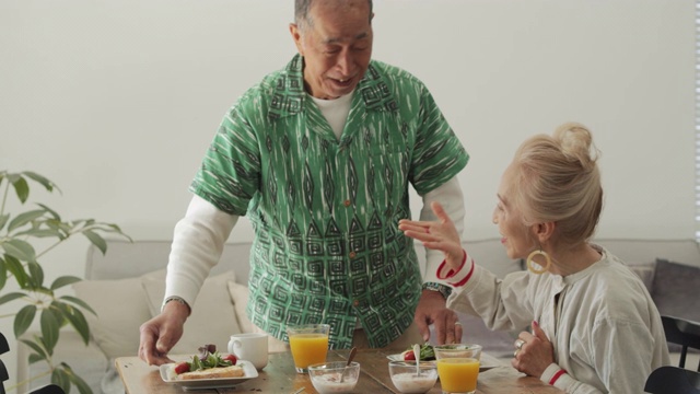 日本老人给妻子送早餐视频素材