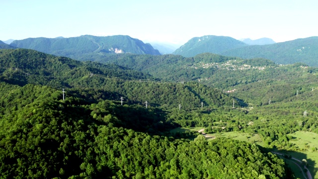 航拍视频拍摄。群山、田野的全景。蓝色的天空。高加索的性质。索契国家公园。从上往下看。视频素材