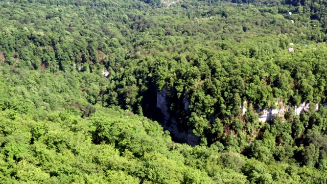 航拍视频拍摄。索契国家公园全景。从上往下看。绿色的树。最高的山。山底有河。高加索的性质。视频素材