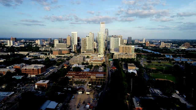 Austin Texas Sunset over the City 2019 moving closer to downtown德克萨斯州奥斯汀日落城2019年靠近市中心视频素材