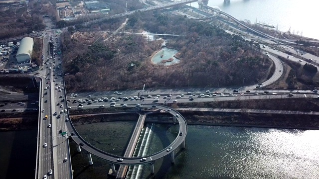 城市景观鸟瞰首尔城市天际线和韩国首尔高速公路上的交通视频素材