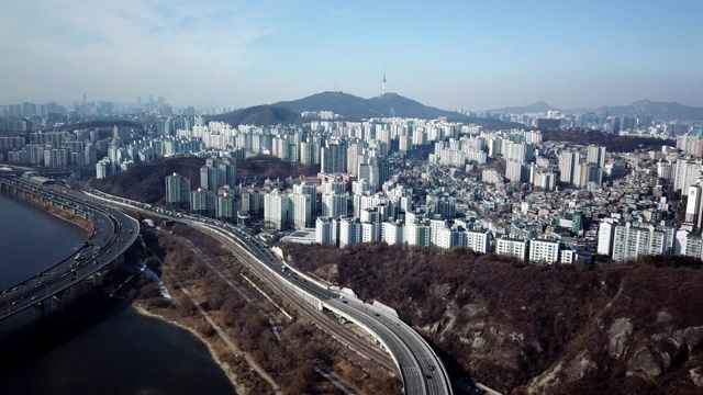 城市景观鸟瞰首尔城市天际线和韩国首尔高速公路上的交通视频素材