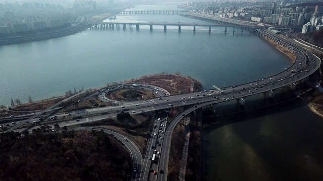 城市景观鸟瞰首尔城市天际线和韩国首尔高速公路上的交通视频素材