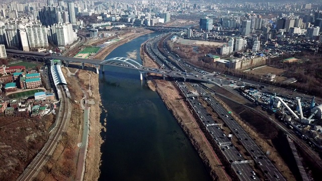 城市景观鸟瞰首尔城市天际线和韩国首尔高速公路上的交通视频素材