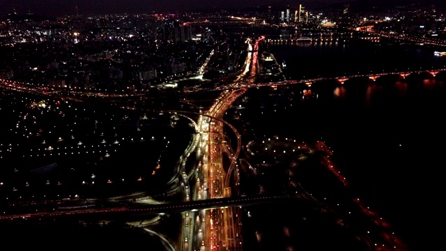 城市景观鸟瞰首尔城市天际线和韩国首尔高速公路上的交通视频素材