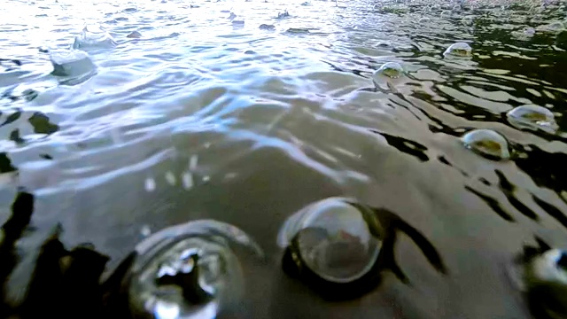 雨滴缓慢地落在水面上视频素材