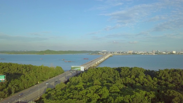 车辆通过海上桥梁的鸟瞰图视频素材