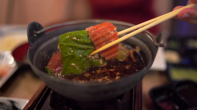 年轻女子正在吃日本食物。视频素材