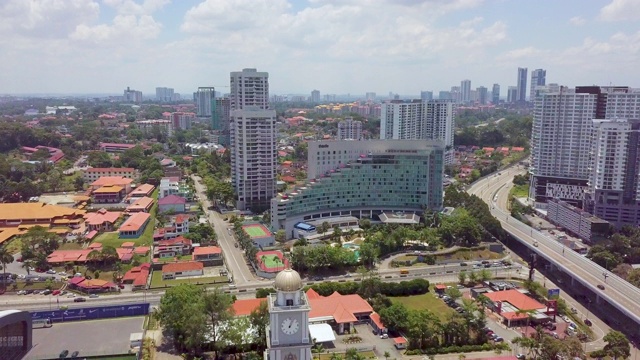 一架无人机俯瞰马来西亚柔佛州的摩天大楼视频素材